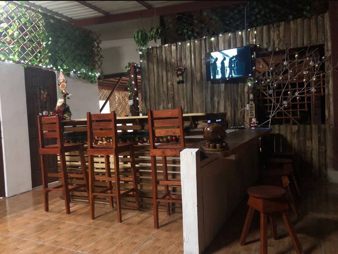 Rancho con barra tipo bar y televisor